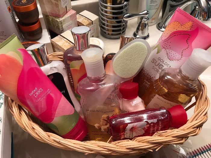So much bath accessories, makeup and more
