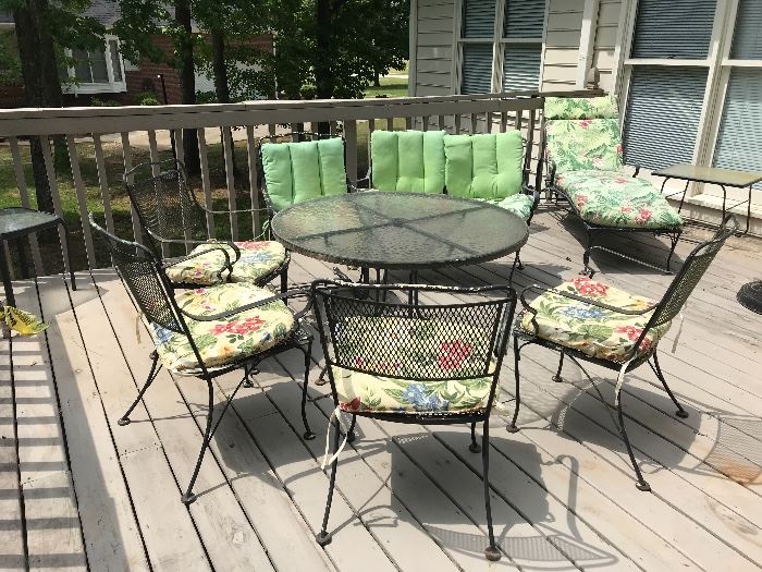 Patio set with cushions