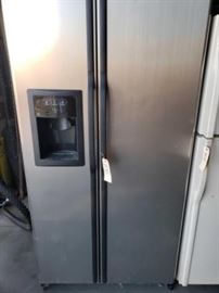 #100: GE Refrigerator with Water Dispenser and Ice Maker
GE Refrigerator with Water Dispenser and Ice Maker