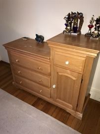 DRESSER