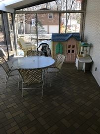 PATIO FURNITURE / KIDS OUTDOOR PLAYHOUSE
