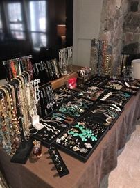 BEAUTIFUL COSTUME JEWELRY/ RINGS/ EARRINGS/ NECKLACES/ BRACELETS