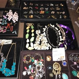 BEAUTIFUL COSTUME JEWELRY/ RINGS/ EARRINGS/ NECKLACES/ BRACELETS