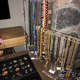BEAUTIFUL COSTUME JEWELRY/ RINGS/ EARRINGS/ NECKLACES/ BRACELETS