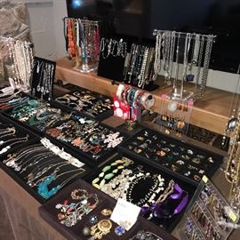 BEAUTIFUL COSTUME JEWELRY/ RINGS/ EARRINGS/ NECKLACES/ BRACELETS