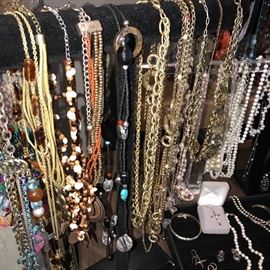 TON OF BEAUTIFUL COSTUME JEWELRY/ RINGS/ EARRINGS/ NECKLACES/ BRACELETS