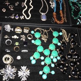 TON OF BEAUTIFUL COSTUME JEWELRY/ RINGS/ EARRINGS/ NECKLACES/ BRACELETS
