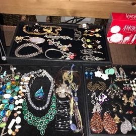 TON OF BEAUTIFUL COSTUME JEWELRY/ RINGS/ EARRINGS/ NECKLACES/ BRACELETS