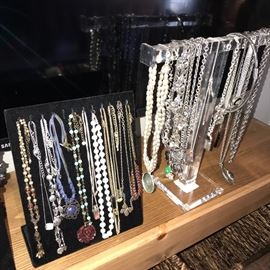 TON OF BEAUTIFUL COSTUME JEWELRY/ RINGS/ EARRINGS/ NECKLACES/ BRACELETS