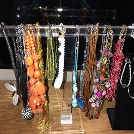 TON OF BEAUTIFUL COSTUME JEWELRY/ RINGS/ EARRINGS/ NECKLACES/ BRACELETS