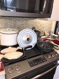 KITCHENWARE / GLASSWARE / BAKEWARE / POTS AND PANS