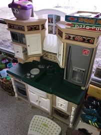 KIDS KITCHEN