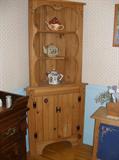 CORNER HUTCH