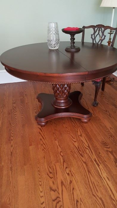 Pedestal Table with Pineapple Base