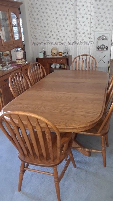 Med to Small Oak Table with 2 leaves (one in here), one stored inside of table underneath with 6 chairs