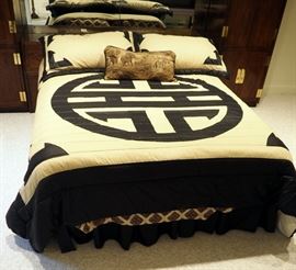 Queen Sized Mattress And Box Spring With Hollywood Frame And Bedding