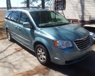 2010 chrysler town & country. Stow & go.