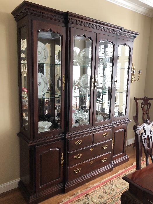 Very nice wide China cabinet to match the dining table $800