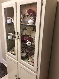 White cabinet in excellent condition needs no painting $190