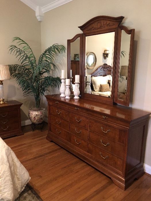 Thomasville dresser with jewelry box hidden behind primary beveled mirror. $900… Immaculate condition