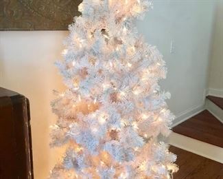 Pre-lit white tree