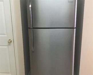 Frigidaire refrigerator, has ice maker in freezer