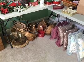 Bedroom - baskets and decorative pillows