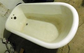 DSCN0214 JPG - Antique claw foot tub; an estate sale item