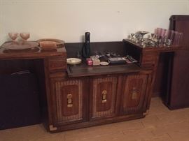 Slit top bar with built in ice bucket