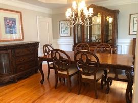 Beautiful Pulaski Dining Room Set. Mint Condition!