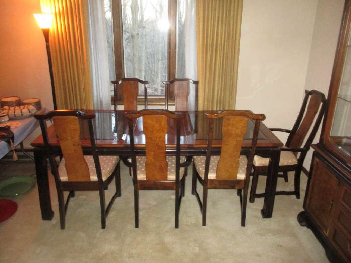 BROYHILL DINING TABLE AND CHAIRS