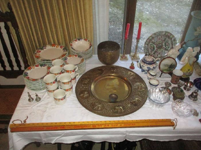 PLATES AND BRASS ITEMS