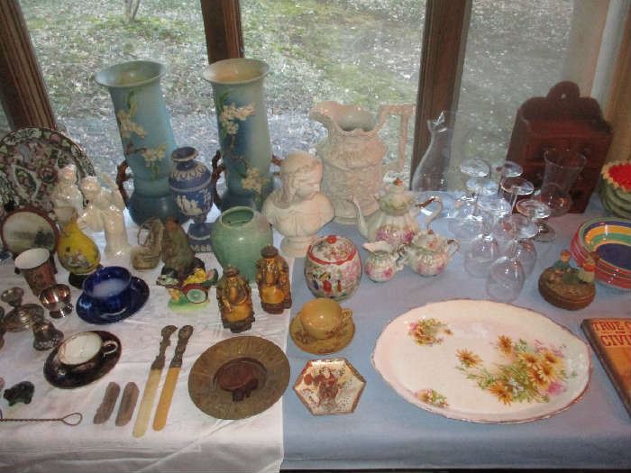 GLASSWARE AND ROSEVILLE POTTERY