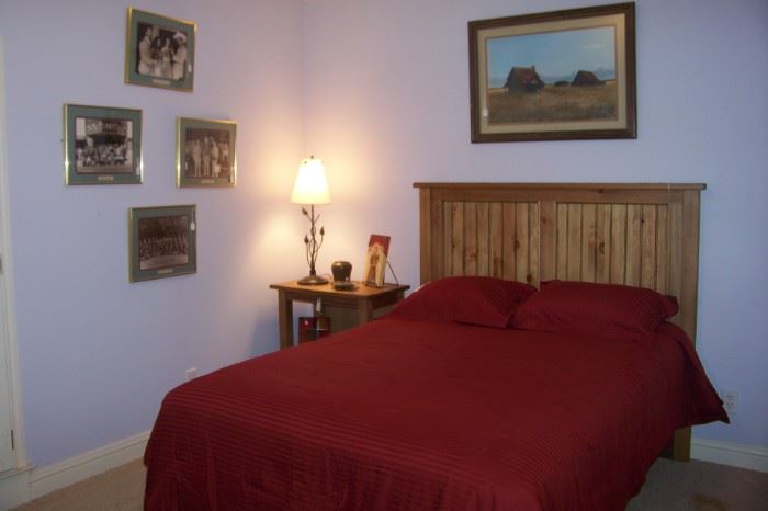 Pine queen bedroom set