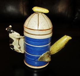 Lidded Cow Teapot. A unique Bob Anderson (Pella, IA) pottery creation. 