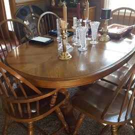 Stunning oak dining room table + 6 spindle chairs + leaf