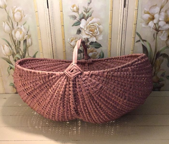 Vintage Buttocks Basket with Pale a pink Paint