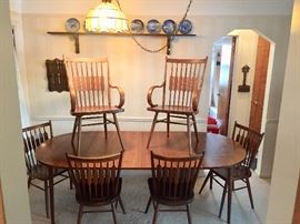 Mid Century Drexel Dining room set, features two table leaves and six chairs in excellent condition! Absolutely beautiful and so in style!