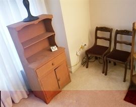 121- Children's Hutch and Chairs excellent condition