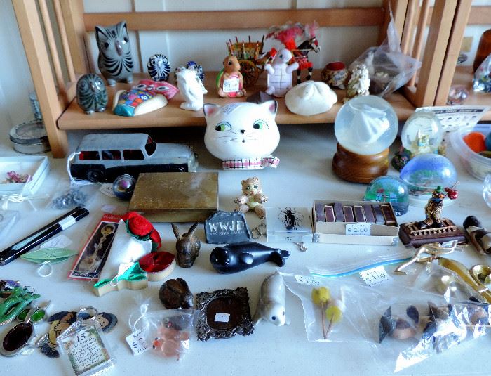 ANIMAL FIGURINES & COLLECTIBLES