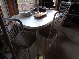 dining table w/4 chairs & leaf