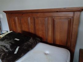 queen bed w/matching headboard
