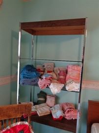curio/bookcase w/linens