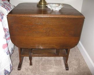 Gate leg drop leaf table