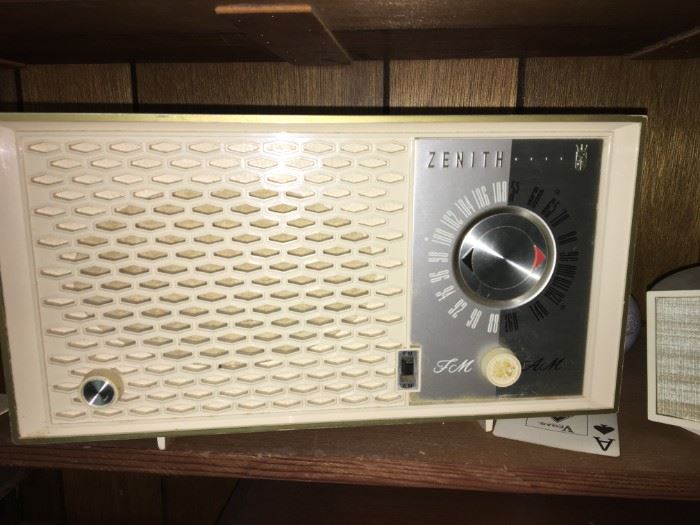 Vintage Zenith AM/FM radio