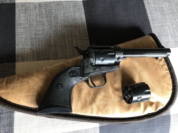 22 caliber revolver + 22 mag with 2 cylinders, Model E15 Italy