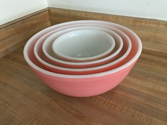 Hard to find Vintage Pyrex bowl set,