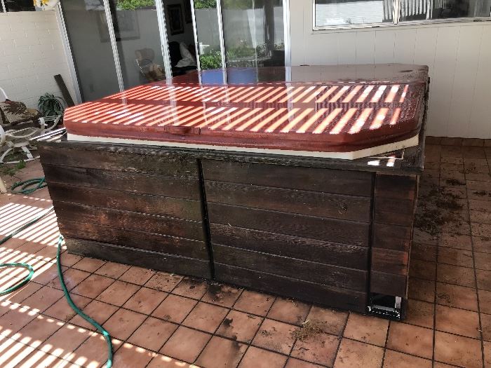 Older hot tub. not working, needs TLC