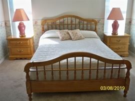 6pcs. Broyhill Queen Bedroom Suite: Queen Bed; Pair of Night Stands