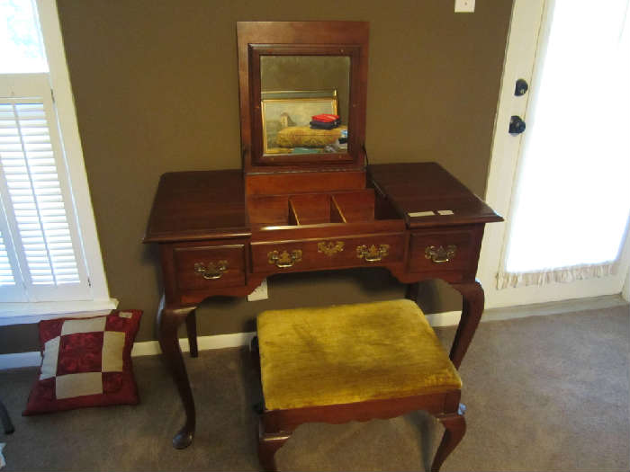 Beautiful Pennsylvania House Vanity and Bench